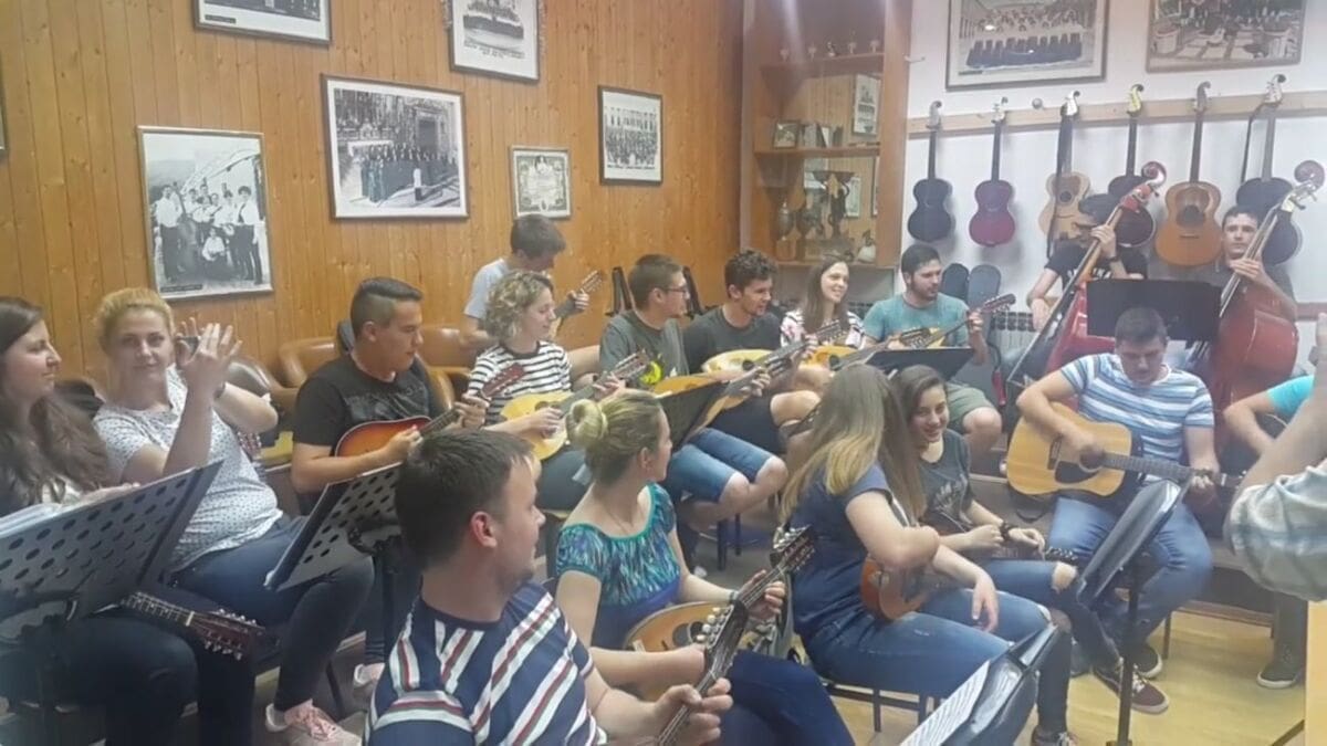 KUD Jedinstvo pjesmom zaželjelo Hajduku da se iz Vinkovaca vrati s trofejem