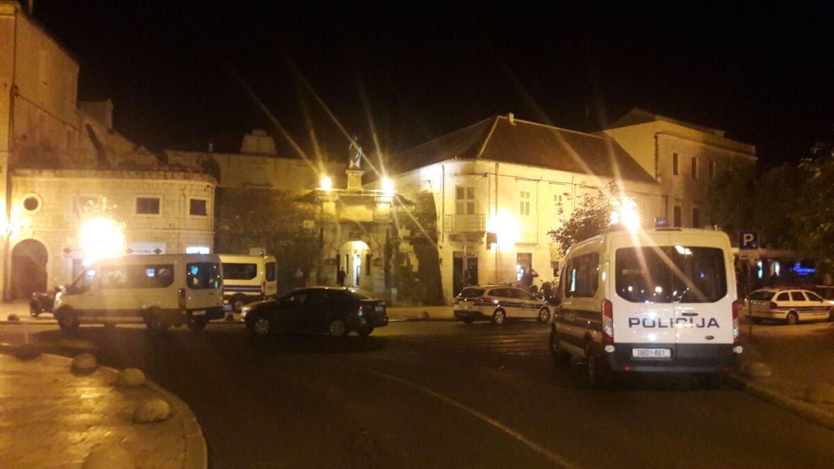 Epilog drame u Trogiru: Privedeno 15 napadača na policajce, nema ozlijeđenih