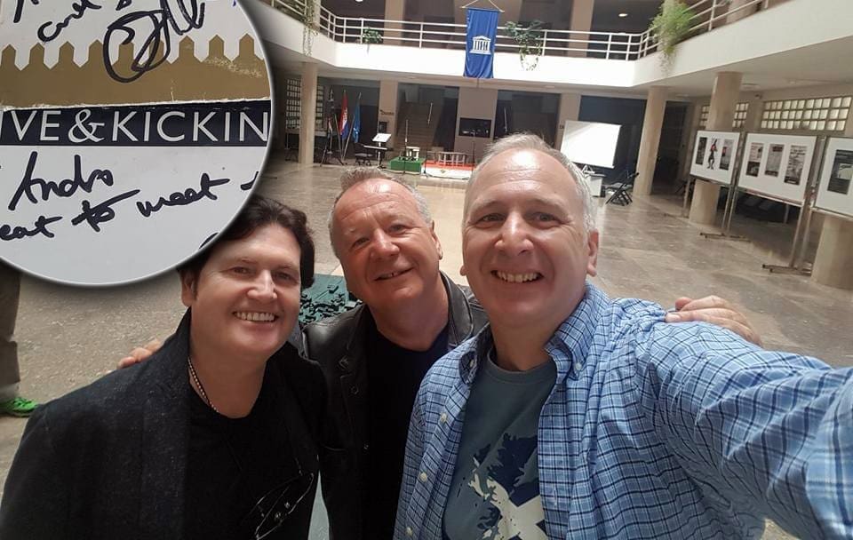 Gradonačelnik Simple Mindsima darovao dresove Hajduka: "Obećali su večeras dobro zaprašit!"