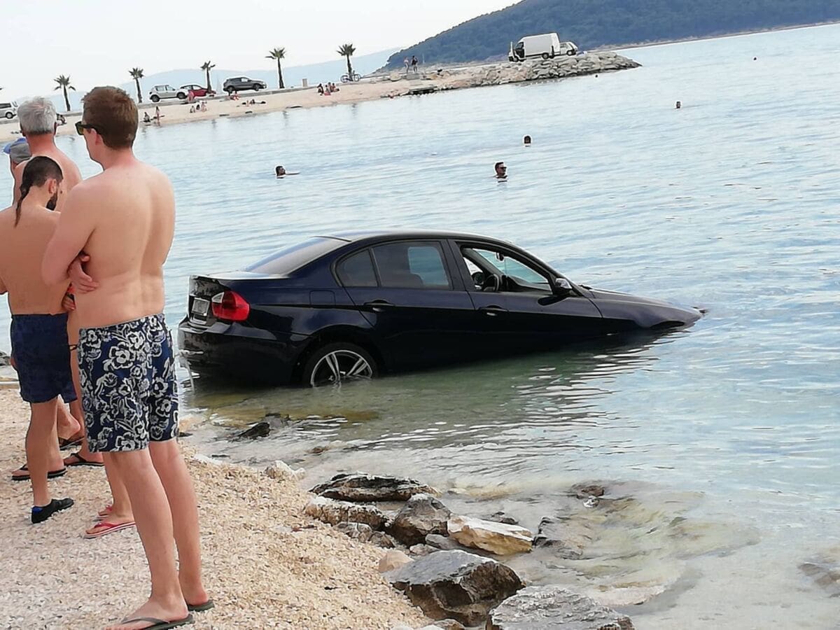 NESVAKIDAŠNJI PRIZORI SVE SU ZGROZILI Mladi vozač sletio automobilom u more pa pobjegao s mjesta nesreće