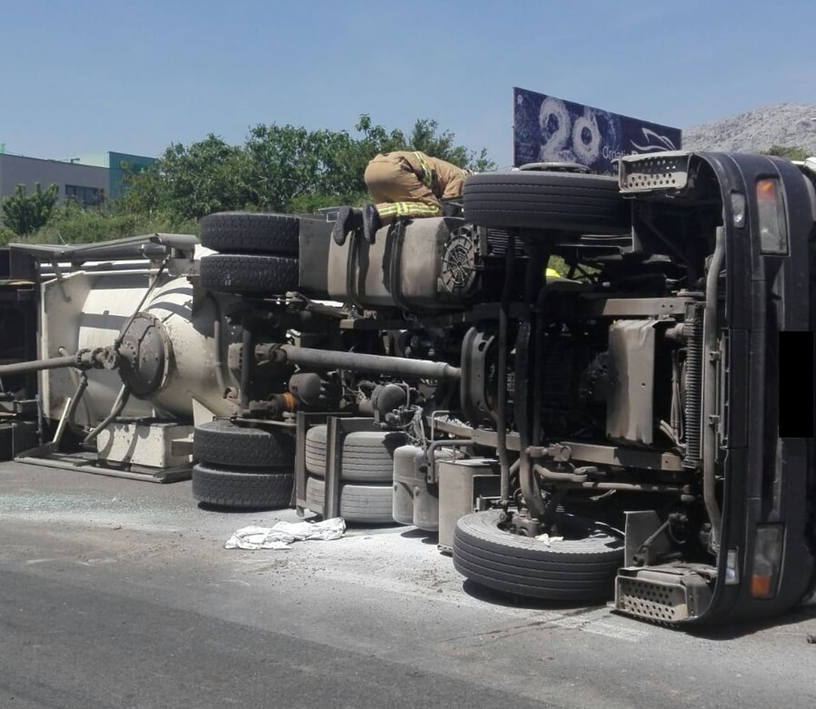 Na Jadranskoj magistrali prevrnula se cisterna, obustavljen promet