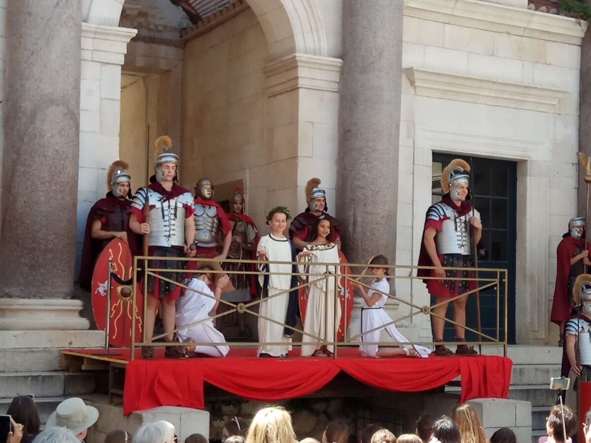 Prvom Smjenom straže otvoreni Dani Dioklecijana, cara i Prisku po prvi put utjelovila djeca