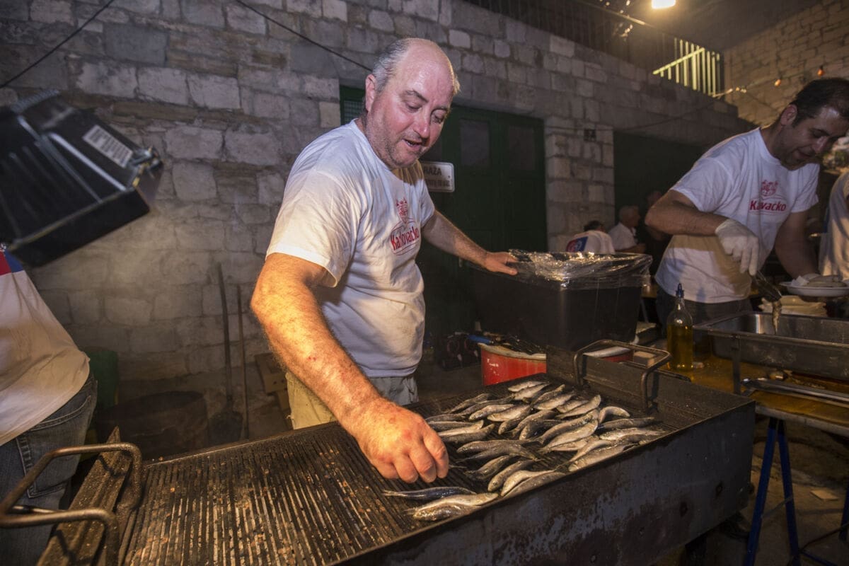 festa_sv_kriza_veli_varos_kud_jedinstvo_klapa_sinj_splitske_mazoretkinje_(1)