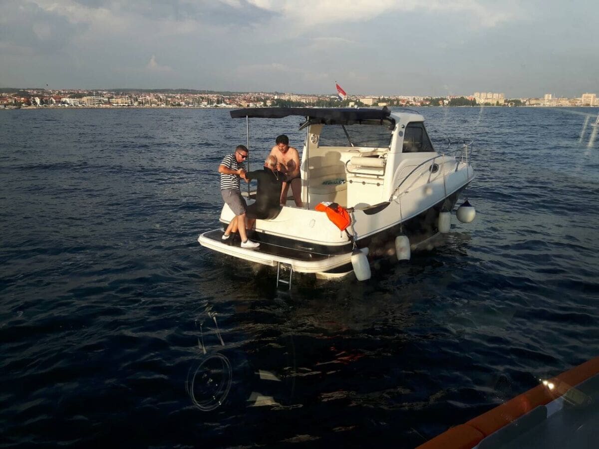 Iz mora spašen iznemogli plivač, u zadarskom akvatoriju traje potraga za tijelom nepoznatog identiteta