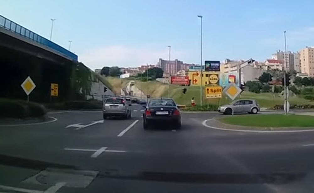 ZA DLAKU IZBJEGNUTA TRAGEDIJA Proletio kroz crveno na jednom od najprometnijih križanja u Splitu