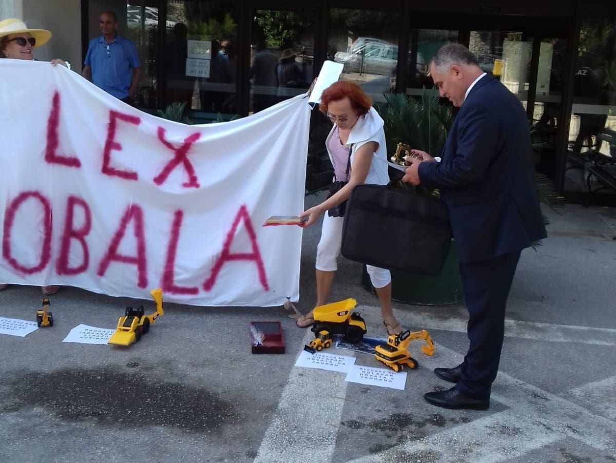 Pred županijskim vijećnicima izveden performans 'Lex obala': "Obala se devastira i betonizira, pogledajte što rade na ušću Žrnovnice"