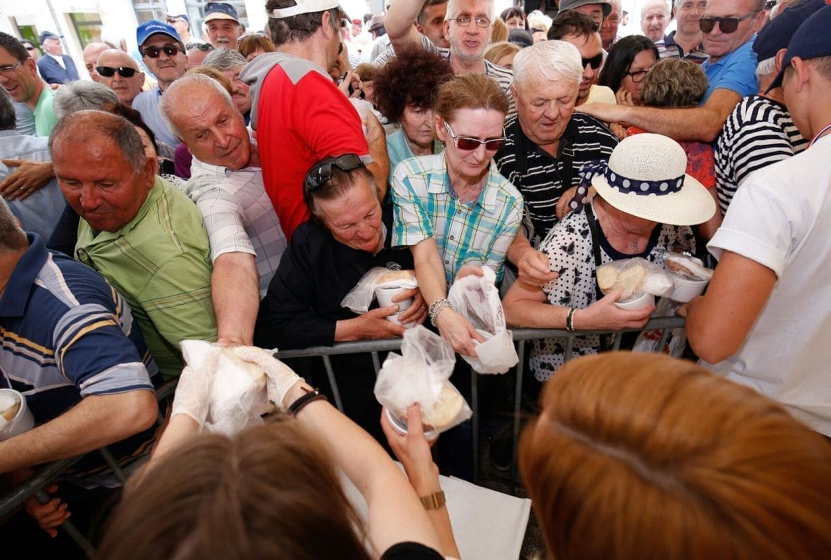 Kuhari SKMERA pripremili 5 tisuća porcija janjetine s bižima za popodnevnu marendu na sv. Duju