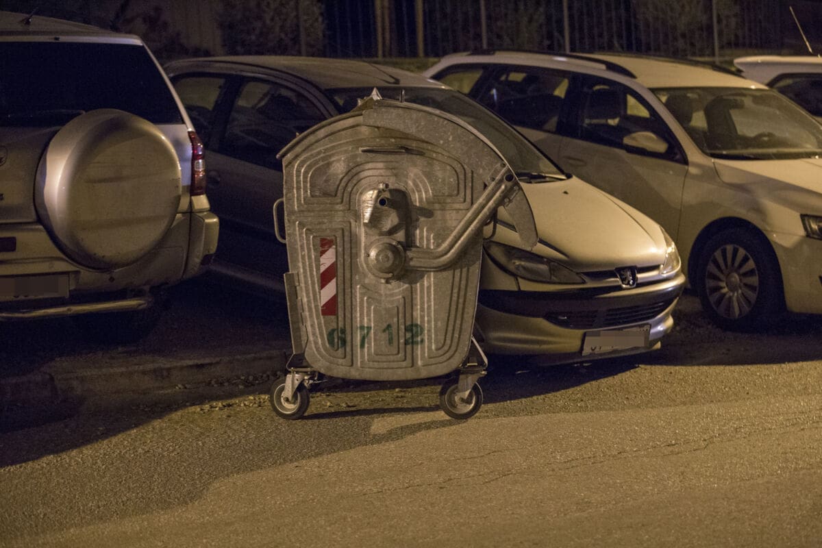 BIZARNA NESREĆA NA SUĆIDRU Otkočeni kontejneri kod ambulante razbili automobile na nizbrdici