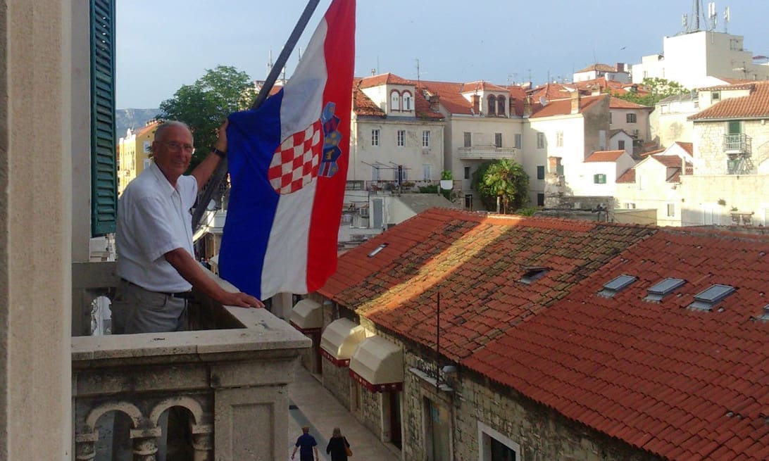 Nakon 25 godina zavijorila se hrvatska zastava na najljepšem balkonu u Marmontovoj ulici