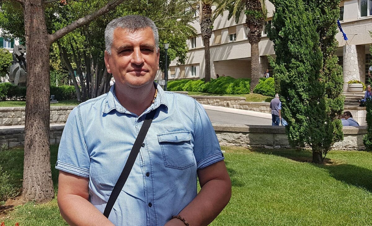 Miro Bulj na prosvjedu u Kaštelima: "SDP i HDZ su poslušnici teleoperatera koji kupuju sve od reda"