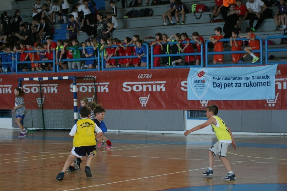 RUKOMETNA LUDNICA NA GRIPAMA Posljednji kvalifikacijski turnir Erste Rukometne Lige Dalmacije ovog vikenda u Splitu