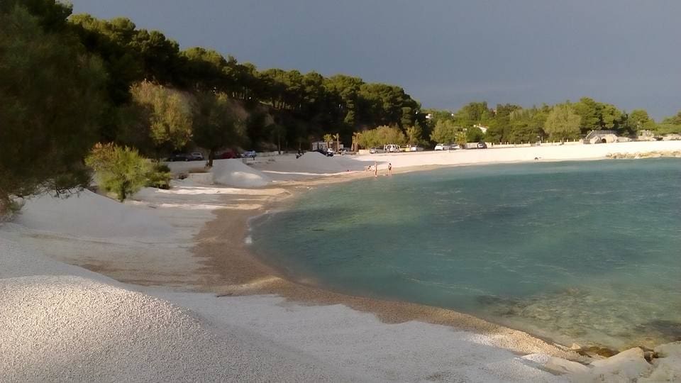 Plaža Kaštelet ipak spremna za sezonu: Stižu novi tuševi, klupe, ali i spasilačka služba