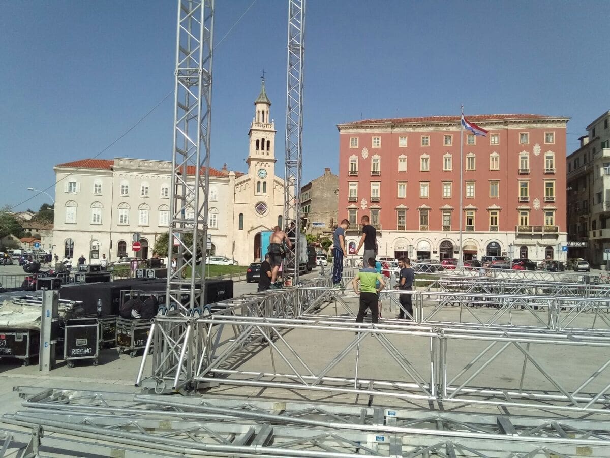 JOŠ MALO DO FEŠTE Postavlja se pozornica na Rivi za sv. Duju