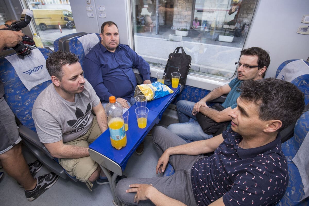 predstavljanje_knjige_u_vlaku_kup_je_nas_(1)