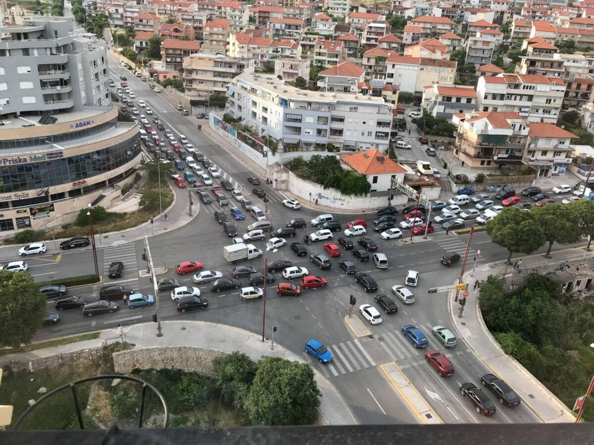 PROMETNI KOLAPS U SPLITU Na raskrižjima vlada pravi kaos, vozači se ne snalaze bez semafora!