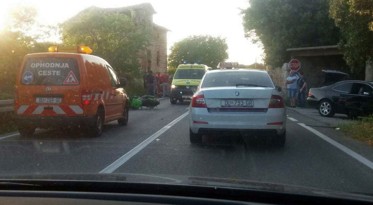 Vozač motocikla teško ozlijeđen u sudaru s automobilom na Jadranskoj magistrali