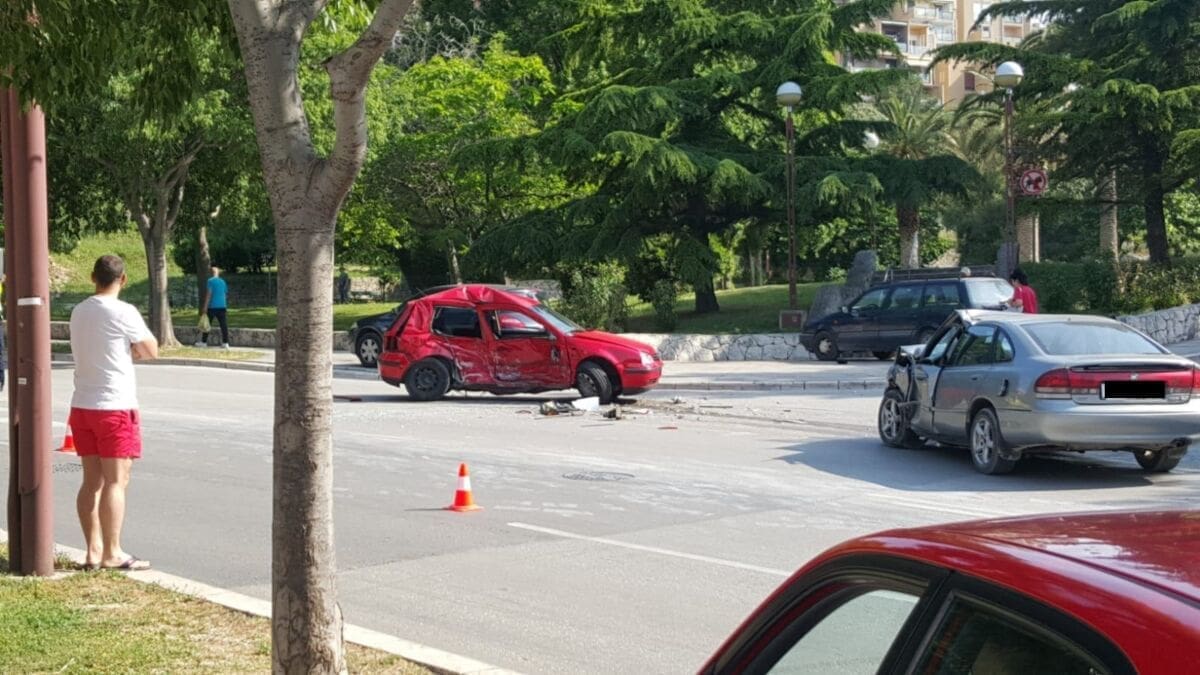 TEŠKA PROMETNA NESREĆA U VELEBITSKOJ Ozlijeđeno nekoliko osoba, dionica ceste zatvorena za promet