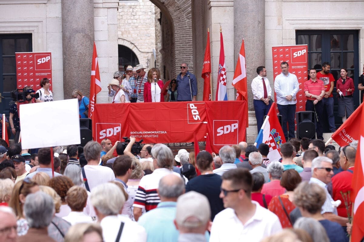 Taktovi Internacionale na Peristilu: Skup SDP-a i Nove ljevice okupio nekoliko stotina ljudi