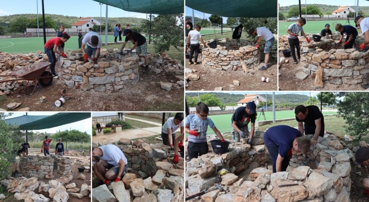 NJEGOVANJE TRADICIJE Mali Šoltani grade bunju u školskom dvorištu