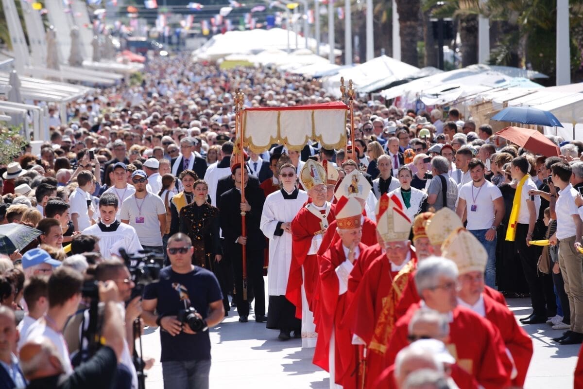 PROSLAVA SUDAMJE Nadbiskup Barišić: "Obitelj je izvor života i radosti, zalog budućnosti i svake naše obnove"