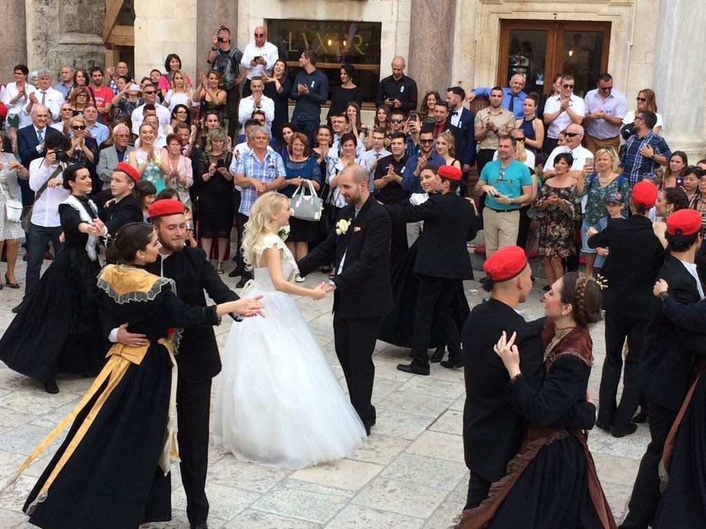 MLADA S BERTOM, MLADOŽENJA U SPLITSKOM ODIJELU Na Peristilu održano pravo splitsko vjenčanje
