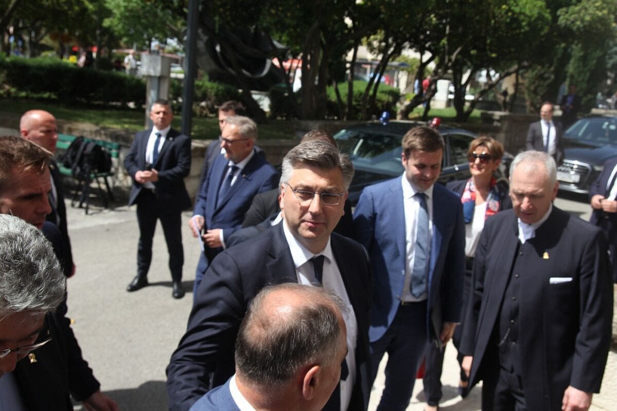 VIDEO Premijer Plenković i ministri stigli u Banovinu, dozivali ih prosvjednici