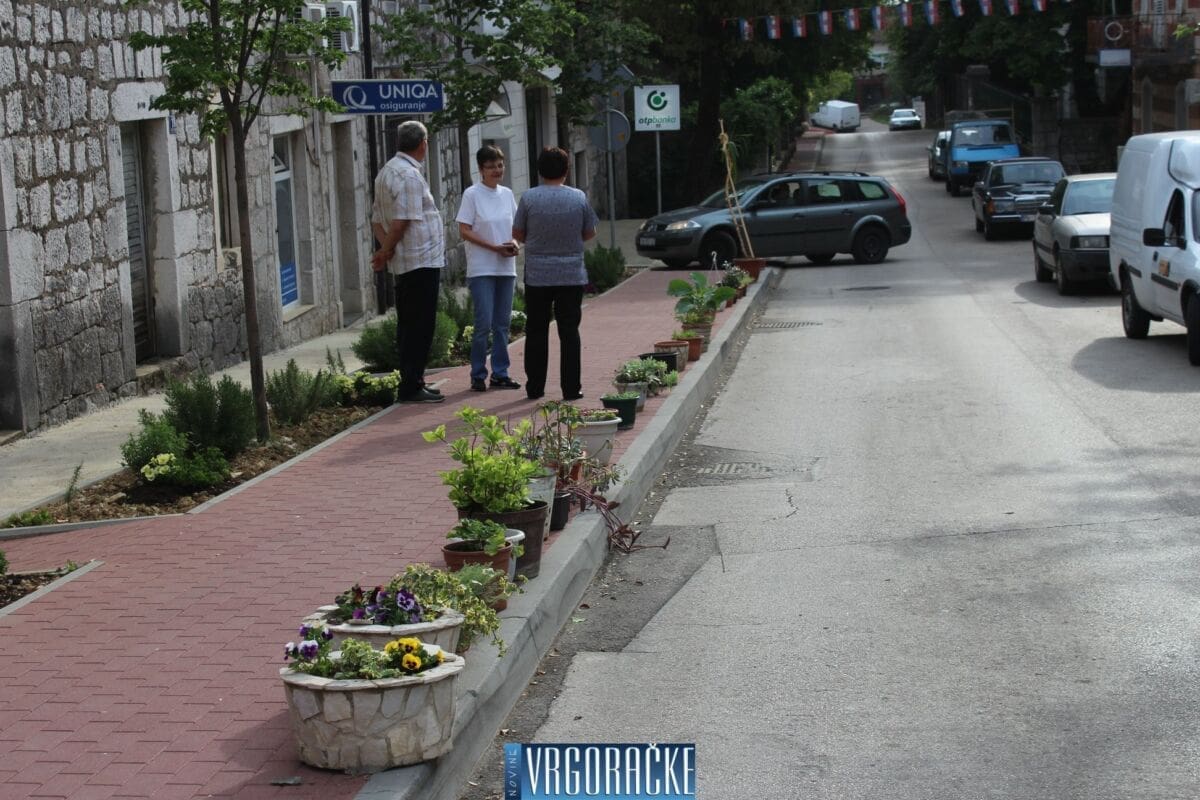 Pomutnja u Vrgorcu: Na desetke kućnih pitara s cvijećem završilo na glavnoj gradskoj ulici