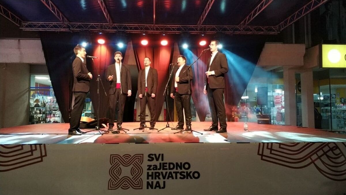 Zvuci i mirisi Dalmacije u Vukovaru: Održan koncert klapa, Sinjani pekli uštipke
