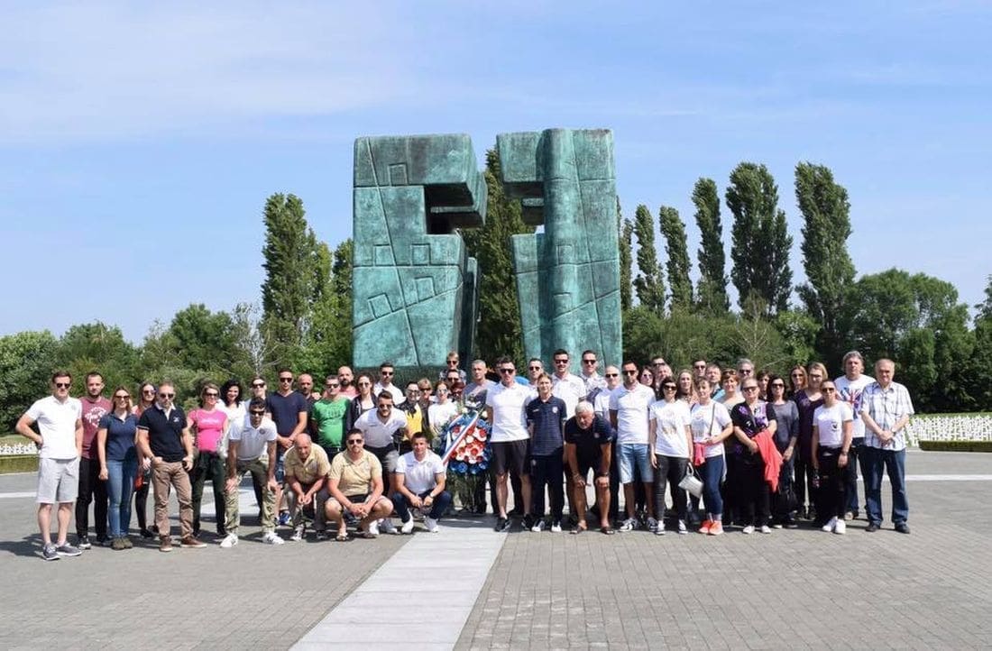 Hajdukovci položili vijenac na Memorijalnom groblju žrtava Domovinskog rata u Vukovaru
