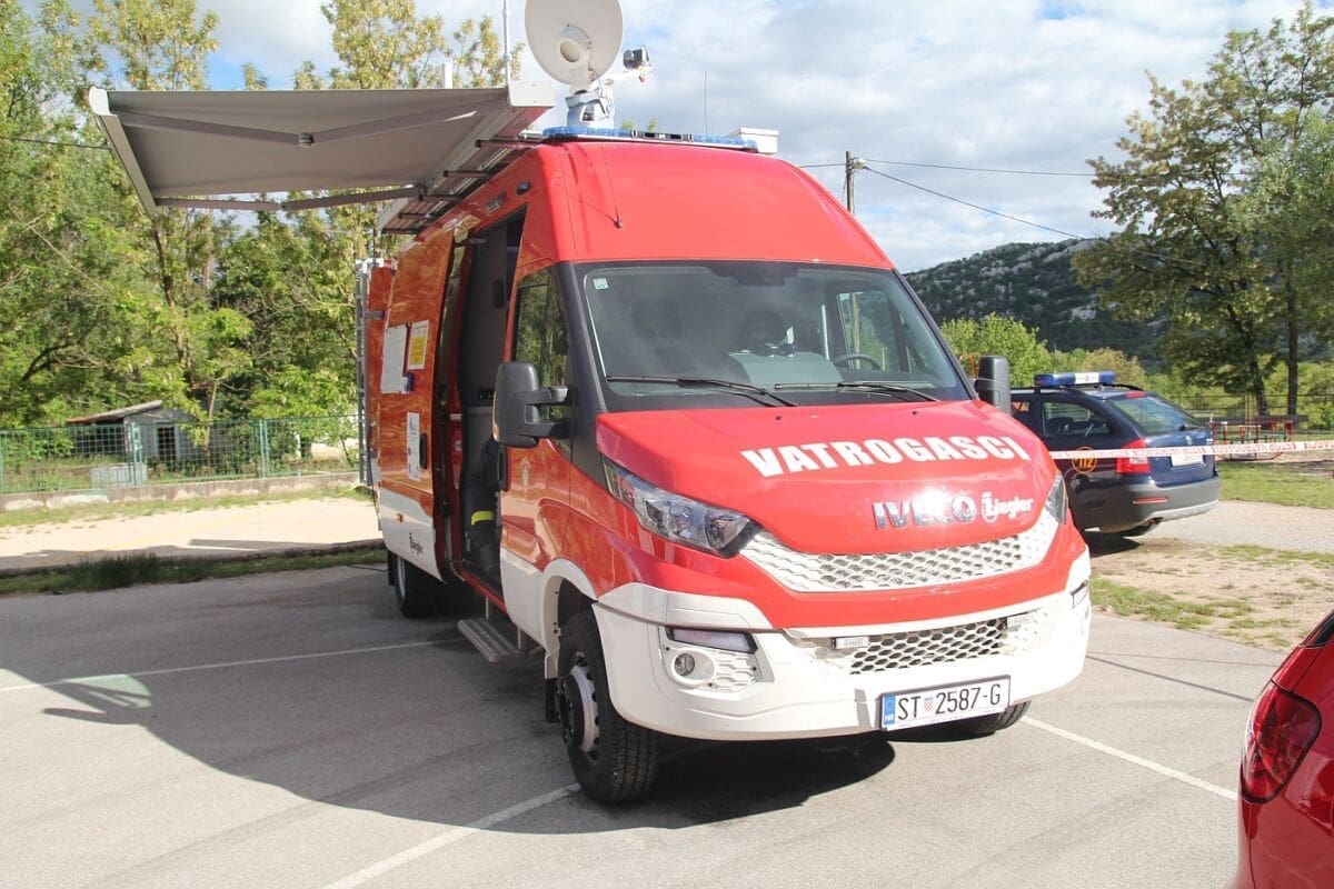 zapovjedno_vatrogasno_vozilo_01