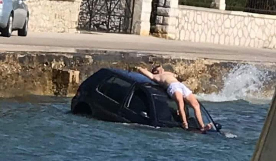 SIESTA NA ZADARSKI NAČIN Sletio s Golfom, pa se usput malo osunčao dok nije stigla auto-dizalica