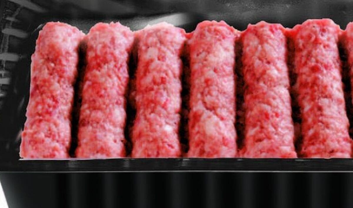 OPREZ! S tržišta se povlače ćevapi nakon što je novinar u njima pronašao staklo