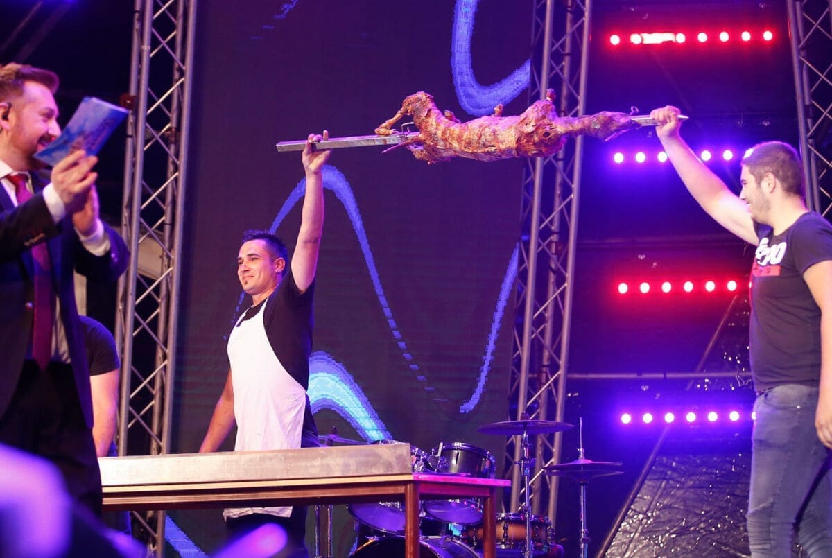 HULJIĆ NAPRAVIO SHOW Donio janje na pozornicu pa počastio publiku mesom!