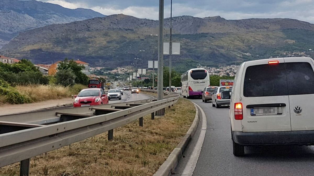 Automobil izletio s kolnika na Sirobuji kod Konzuma