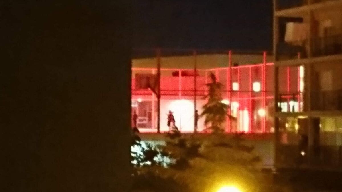 IGRALIŠTE ŠKOLE PAZDIGRAD PONOVNO OŠTEĆENO Zapalili gumu i rolali je po igralištu