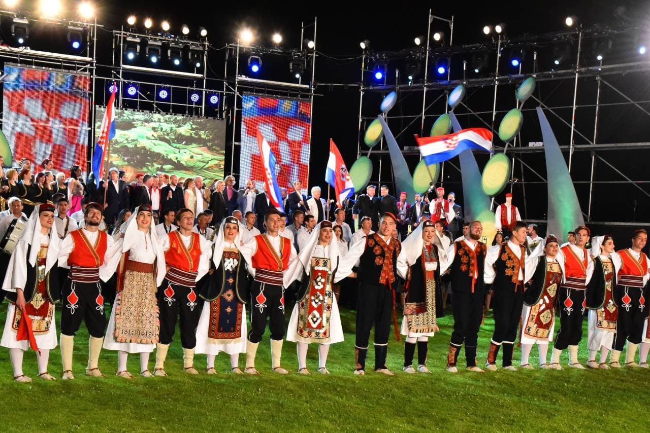 "LIJEPOM NAŠOM" UŽIVO IZ KLISA Vetma: "Hrvatska nije savršena, ali je jedina koju imamo. Učinimo je boljom radi budućih generacija"