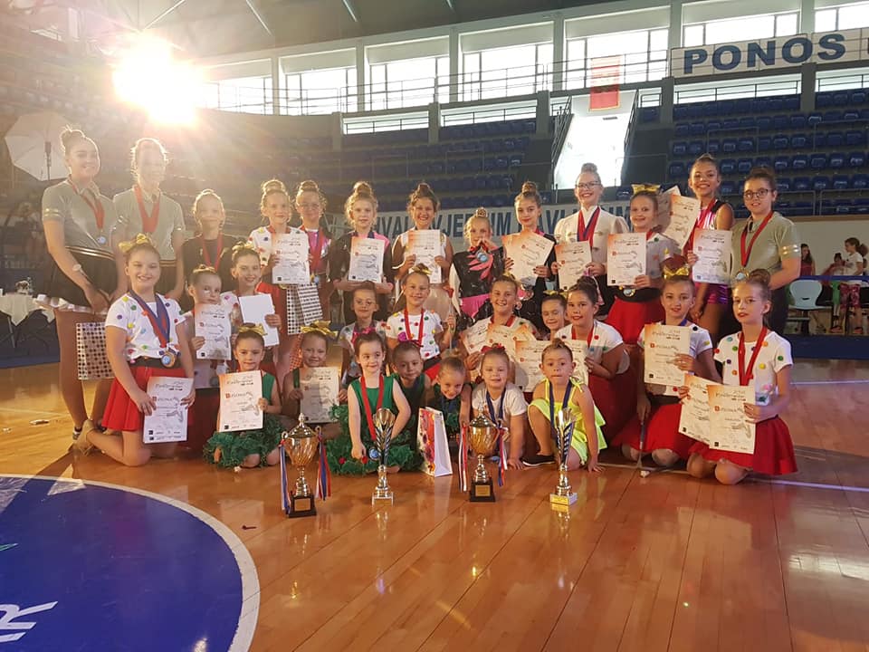 mazoretkinje_split_01