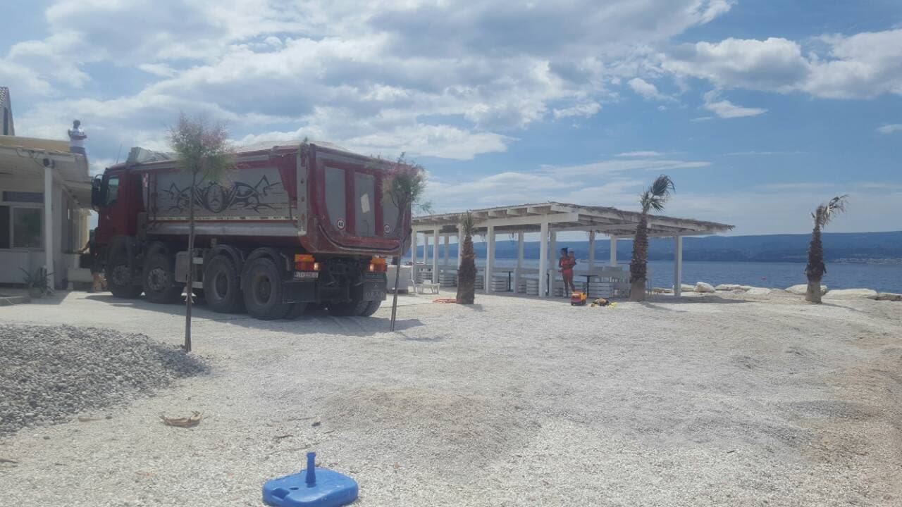 NASIPANJE PLAŽE PORED KUPAČA "Mještani i turisti nisu upoznati s nasipanjem, a Općina ne reagira"