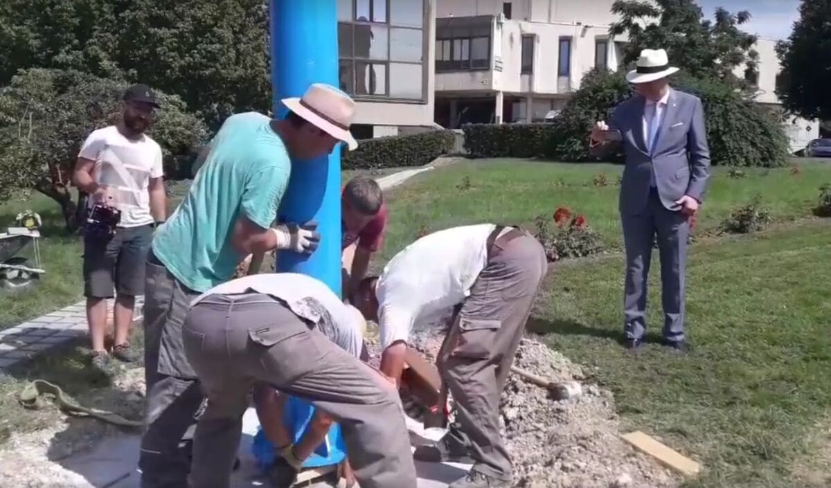 Gradonačelnik Krstulović Opara nazočio postavljanju Plavog stabla ispred Doma mladih