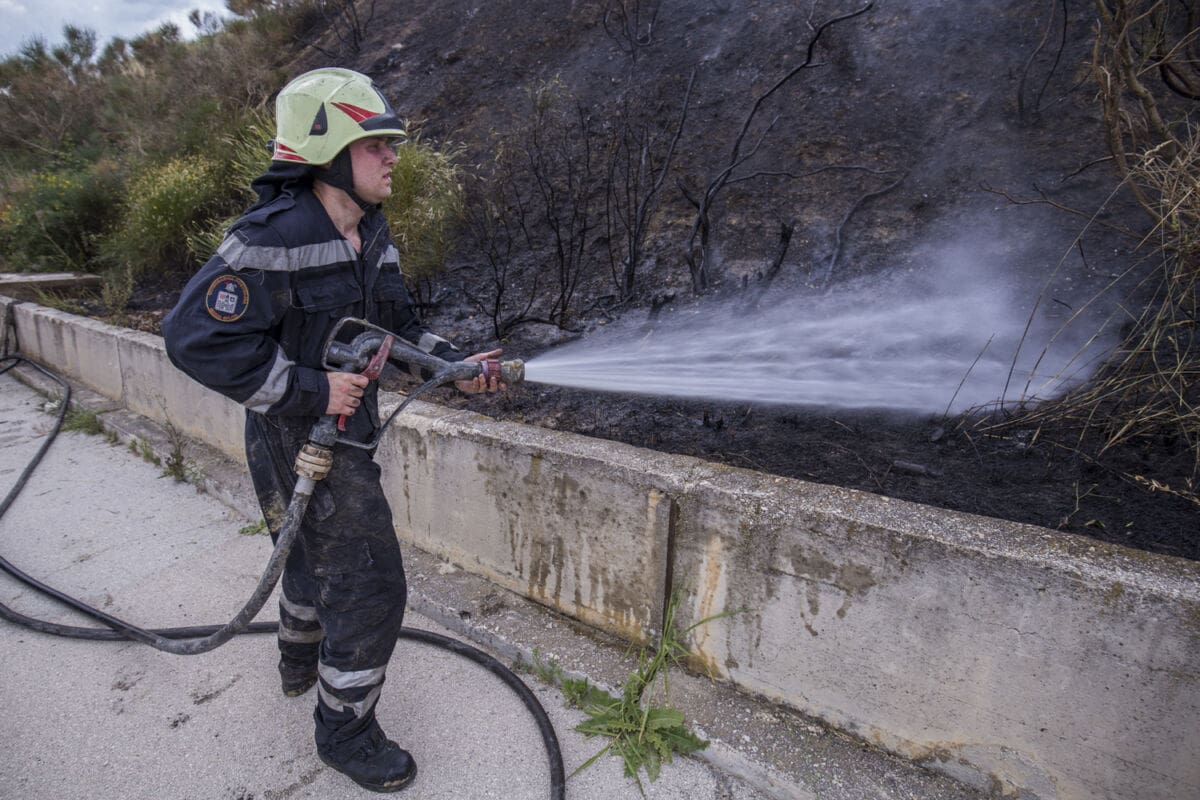 Požar na Sustipanu: Izgorjelo 50 kvadrata trave i niskog raslinja