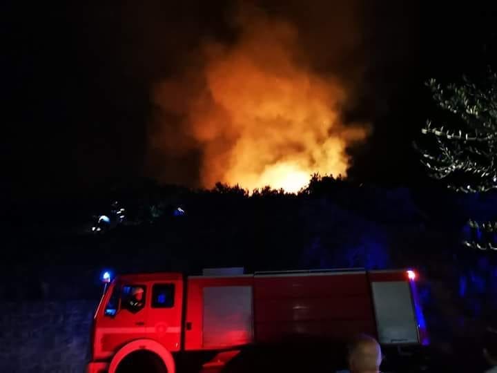 Požar kod Podgore svladan zahvaljujući brzoj reakciji vatrogasaca s cijelog makarskog područja