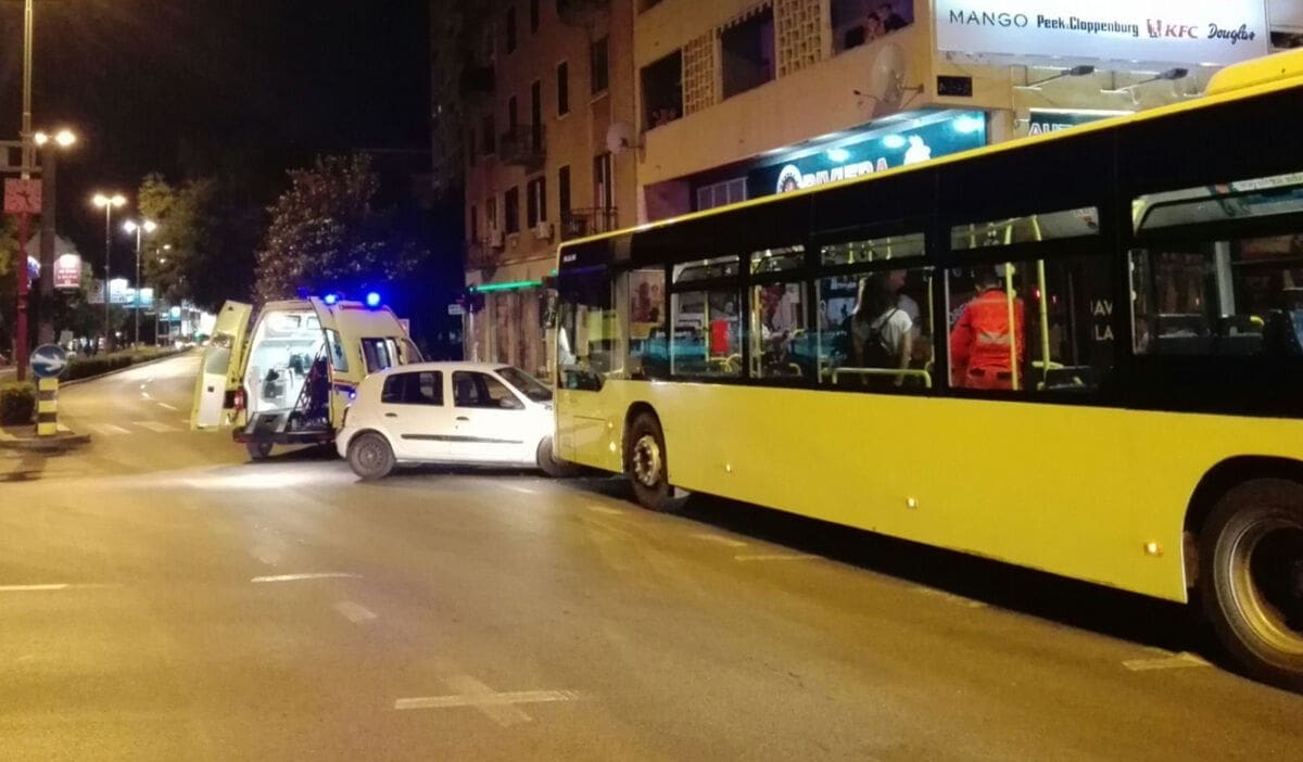 Sudar autobusa i automobila u Splitu, intervenirala Hitna