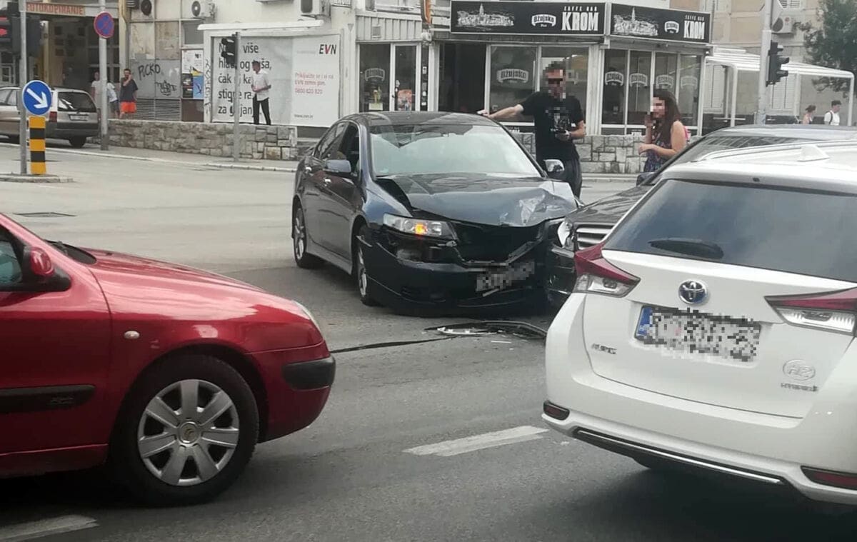 PROMETNA U CENTRU SPLITA Sudarili se automobili splitskih i BiH tablica