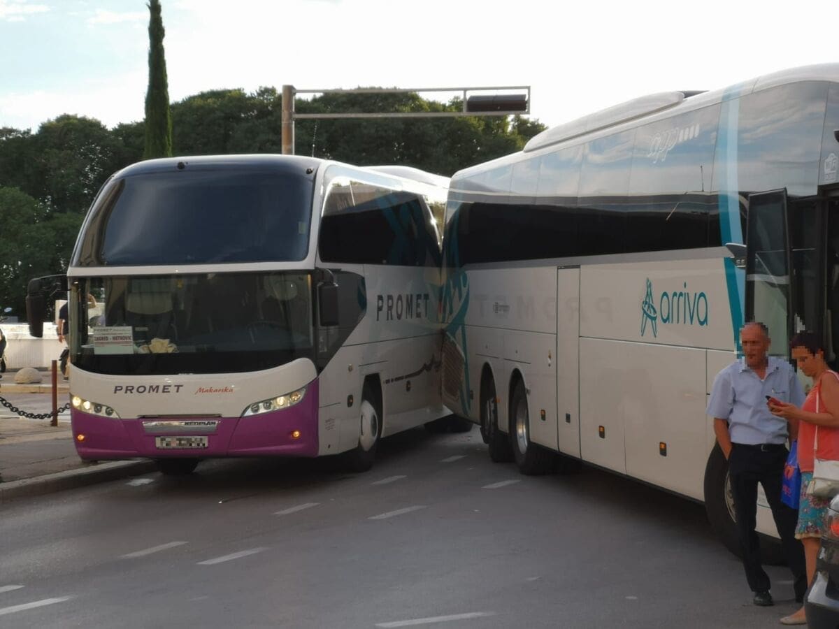 ZAKAČILI SE Sudar dva autobusa na Pazaru