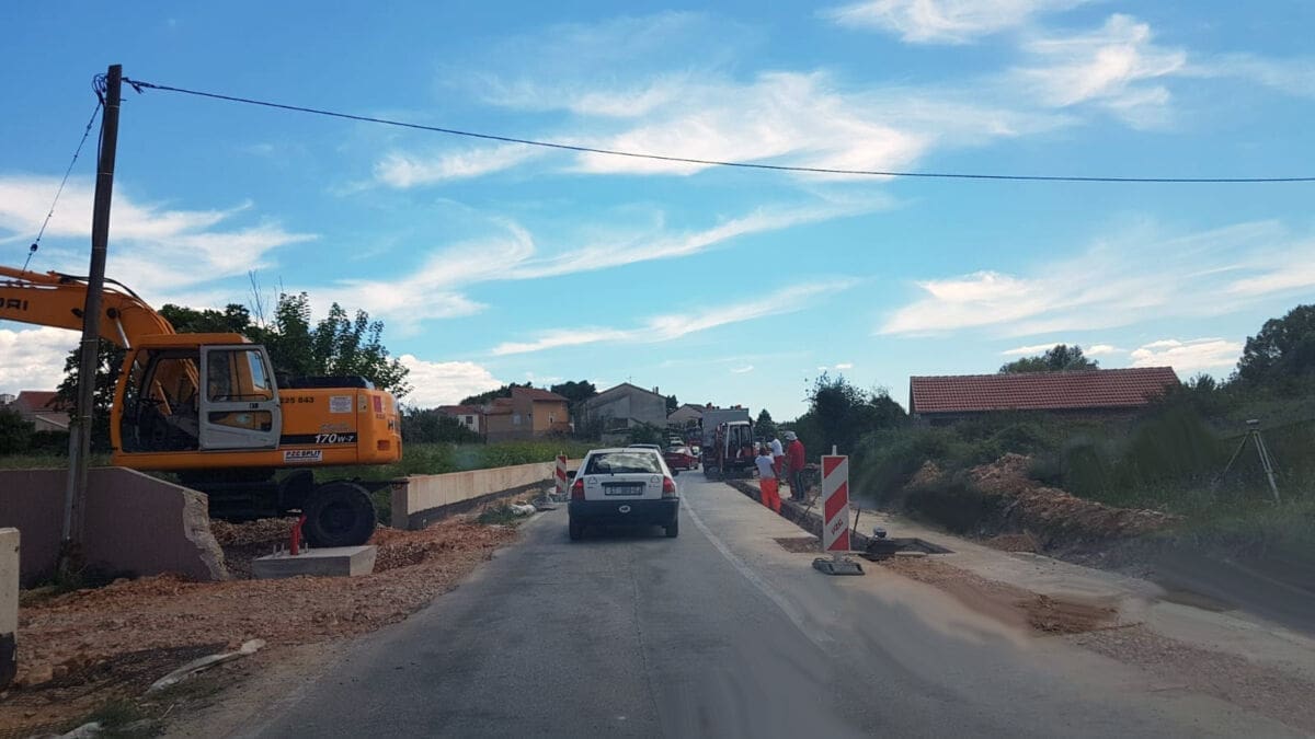 Rekonstrukcija ceste prema Žrnovnici: Izgrađeno 90 posto zidova na trasi, počela izgradnja oborinske kanalizacije