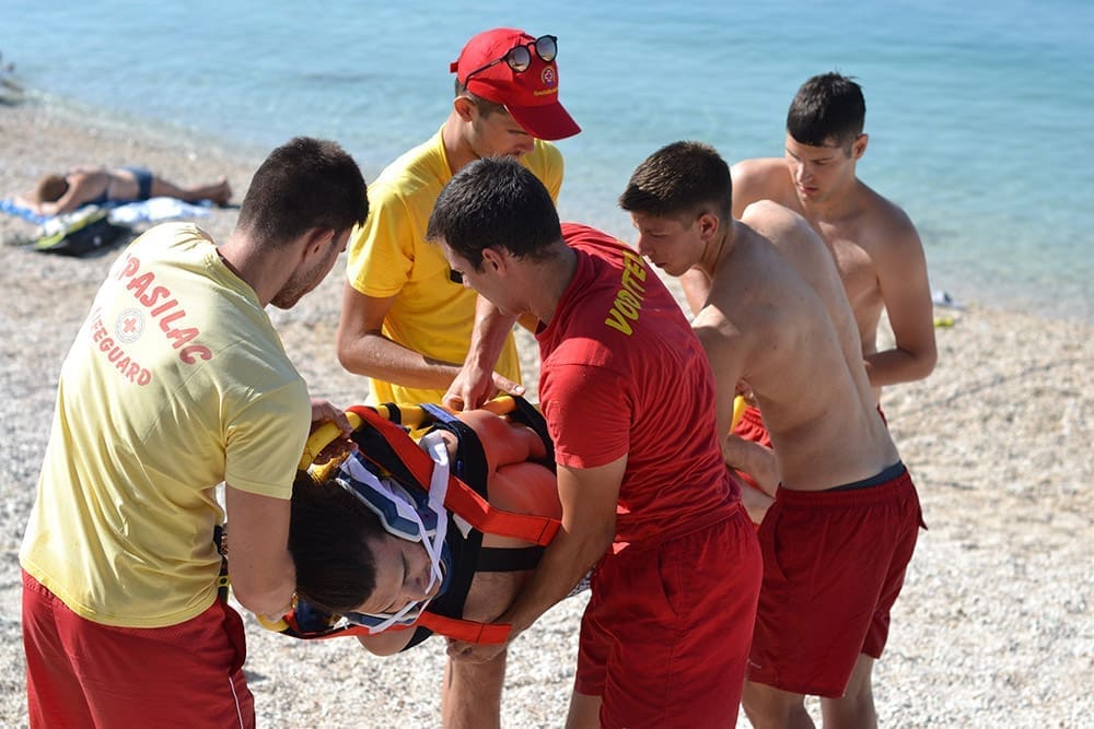 Na splitskim plažama s radom počela spasilačka služba Crvenog križa