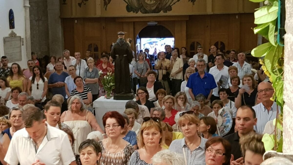 TISUĆE VJERNIKA NA POLJUDU Nadbiskup Barišić predvodio misno slavlje na blagdan sv. Ante