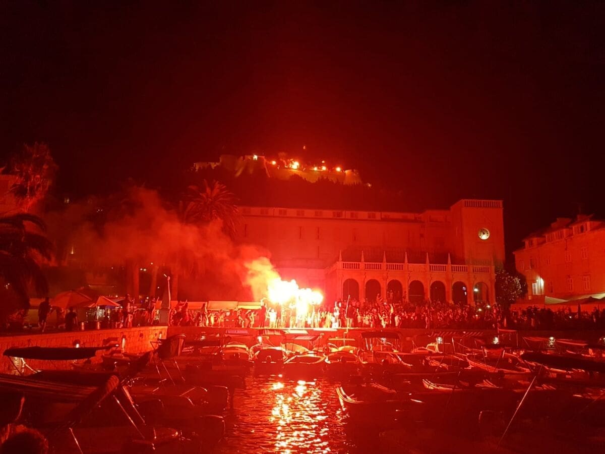 VELIKA BAKLJADA Pogledajte feštu u Hvaru u čast povijesnog hrvatskog plasmana u finale