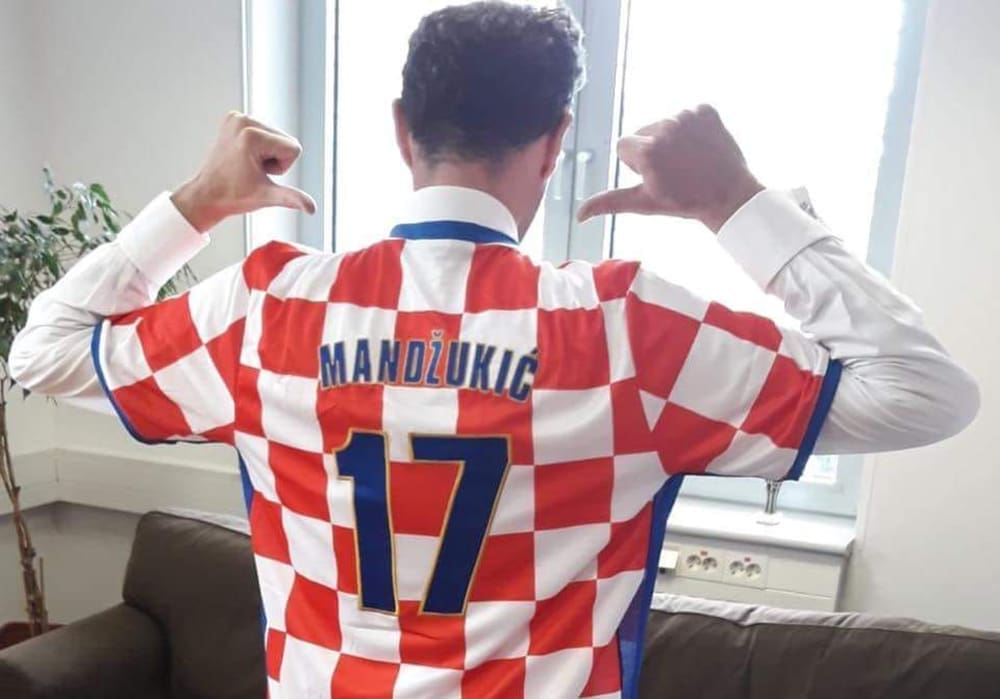 OKLADA JE OKLADA Britanski veleposlanik 'osuđen' na cijeli dan u hrvatskom dresu