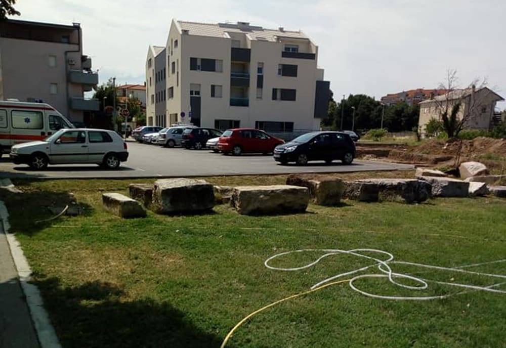 UNIŠTAVANJE ARHEOLOŠKOG BLAGA Dijelovi Jupiterovog hrama služe kao pregrade za parking